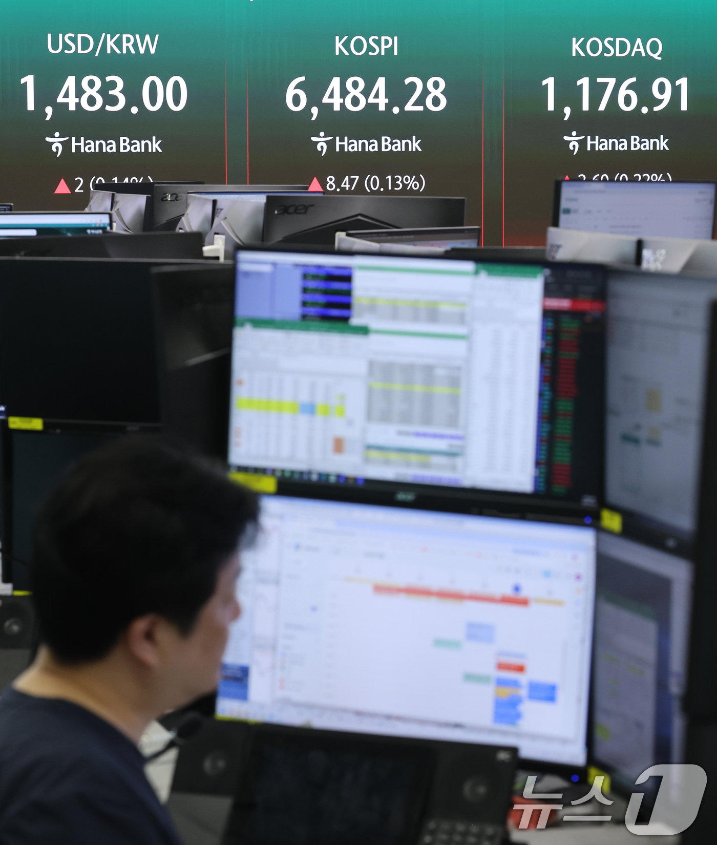 (서울=뉴스1) 조연우 인턴기자 = 전날 사상 최고치를 경신한 코스피가 숨고르기 흐름을 보이는 24일 오전 서울 중구 하나은행 딜링룸 전광판에 코스피와 코스닥 지수 등이 표시되고 …