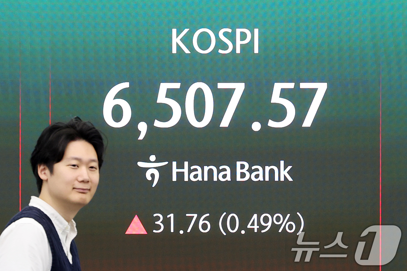 (서울=뉴스1) 조연우 인턴기자 = 전날 사상 최고치를 경신한 코스피가 숨고르기 흐름을 보이는 24일 오전 서울 중구 하나은행 딜링룸 전광판에 코스피와 코스닥 지수 등이 표시되고 …