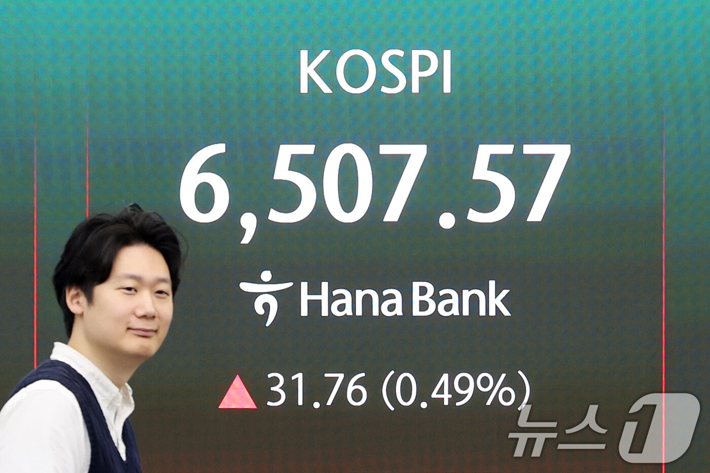 본문 이미지 - 전날 사상 최고치를 경신한 코스피가 숨고르기 흐름을 보이는 24일 오전 서울 중구 하나은행 딜링룸 전광판에 코스피와 코스닥 지수 등이 표시되고 있다. 2026.4.24 ⓒ 뉴스1 조연우 인턴기자