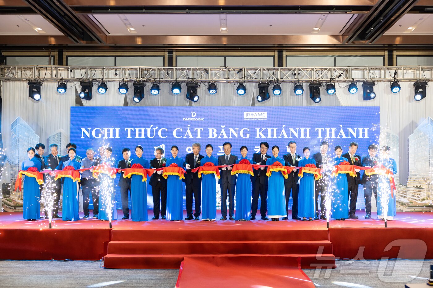 본문 이미지 - 김윤덕 국토교통부 장관이 22일(현지시간) 베트남 하노이에서 열린 스타레이크 시티 내 복합단지 준공식에서 테이프 커팅식을 하고 있다. (국토교통부 제공. 재판매 및 DB 금지) 2026.4.24 ⓒ 뉴스1