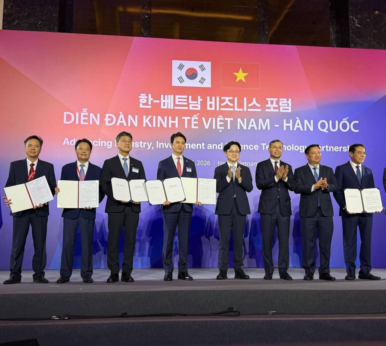 본문 이미지 - 23일 베트남 하노이에서 열린 한-베트남 비즈니스포럼에서 SK가 베트남 정부기관과 AI 생태계 조성을 위한 업무협약(MOU)을 체결하고 있다. 사진은 왼쪽에서부터 응오 반 뚜 NASU CEO, 황 반 꽝 PV파워 회장, 정재헌 SK텔레콤 CEO, 추형욱 SK이노베이션 CEO, 김정관 산업통상부장관, 응오 반 뚜언 베트남 재무부 장관, 베트남 응우옌 칵 탄 응에안성 서기장, 보 쫑 하이 응에안성 인민위원장.(SK제공)