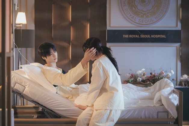 '21세기 대군부인' 아이유·변우석, 병실 속 핑크빛 분위기 포착 [N컷]