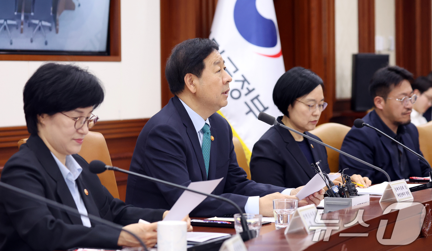 (서울=뉴스1) 김명섭 기자 = 구윤철 경제부총리 겸 재정경제부 장관이 24일 오전 서울 종로구 세종대로 정부서울청사에서 열린 비상경제본부회의 겸 경제관계장관회의 겸 국가창업시대 …