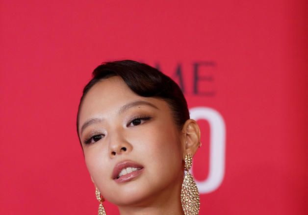 '타임 100' 선정된 블랙핑크 제니 '파격 드레스 깜짝'