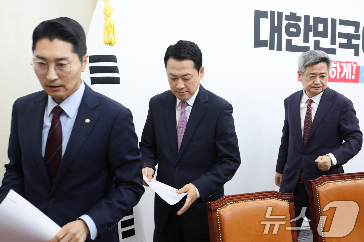 (서울=뉴스1) 신웅수 기자 = 장동혁 국민의힘 대표가 24일 서울 여의도 국회에서 열린 현안 관련 브리핑을 마친 후 당대표실로 이동하고 있다. 2026.4.24/뉴스1