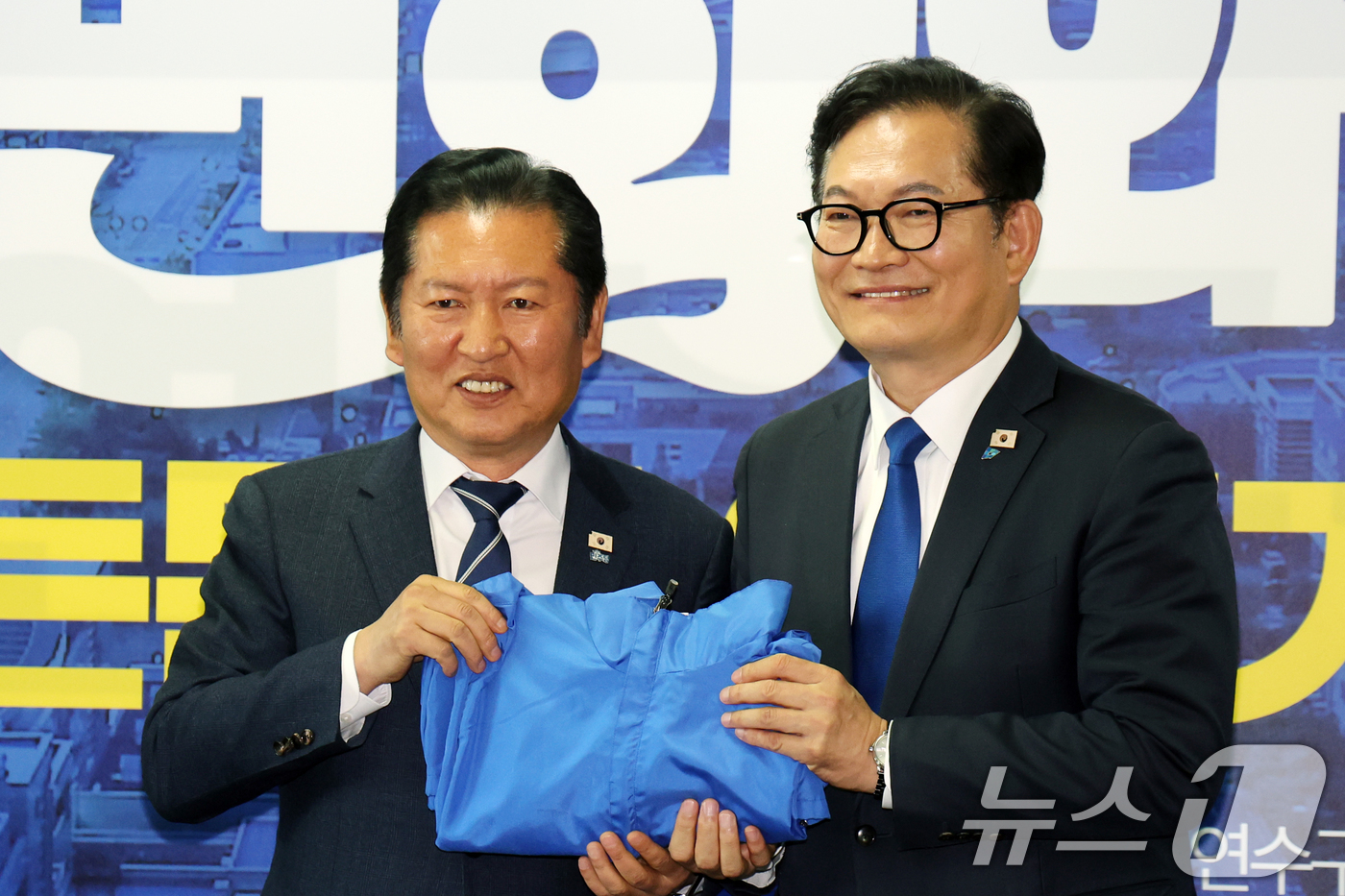 (인천=뉴스1) 황기선 기자 = 정청래 더불어민주당 대표가 24일 오전 인천 연수구 정지열 인천 연수구청장 후보 선거사무소에서 열린 최고위원회의에서 송영길 연수갑 국회의원 보궐선거 …