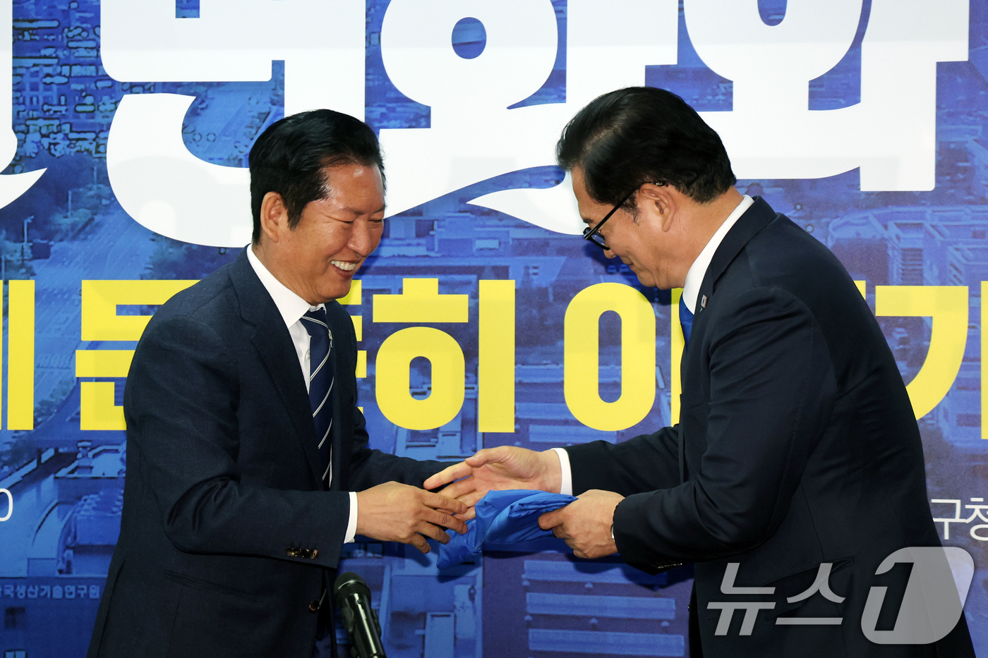 (인천=뉴스1) 황기선 기자 = 정청래 더불어민주당 대표가 24일 오전 인천 연수구 정지열 인천 연수구청장 후보 선거사무소에서 열린 최고위원회의에서 송영길 연수갑 국회의원 보궐선거 …