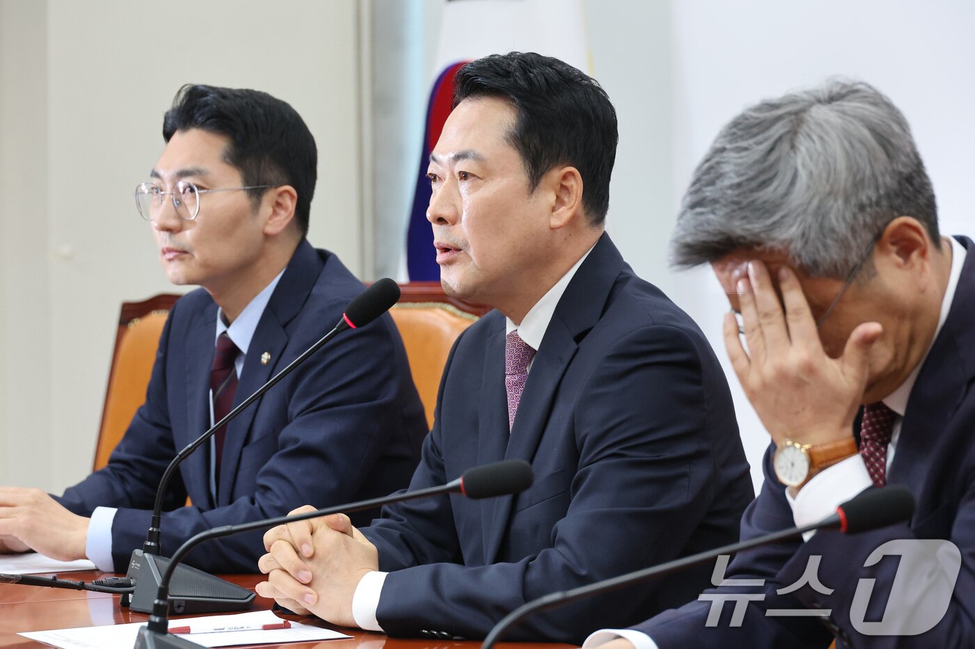 본문 이미지 - 장동혁 국민의힘 대표가 24일 서울 여의도 국회에서 현안 관련 브리핑을 하고 있다. 2026.4.24 ⓒ 뉴스1 신웅수 기자