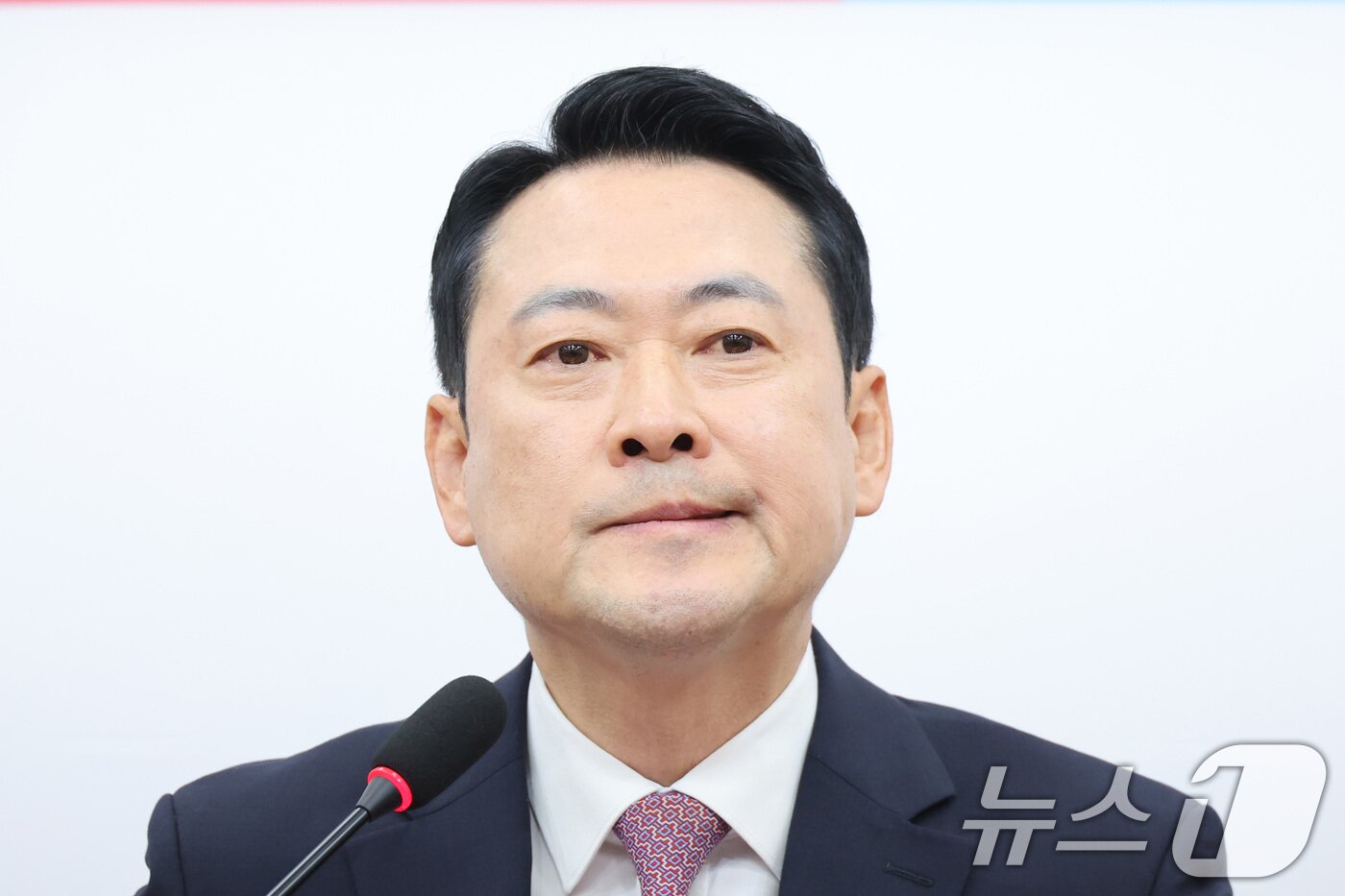 본문 이미지 - 장동혁 국민의힘 대표가 24일 서울 여의도 국회에서 열린 현안 관련 브리핑에서 취재진의 질의를 듣고 있다. 2026.4.24 ⓒ 뉴스1 신웅수 기자