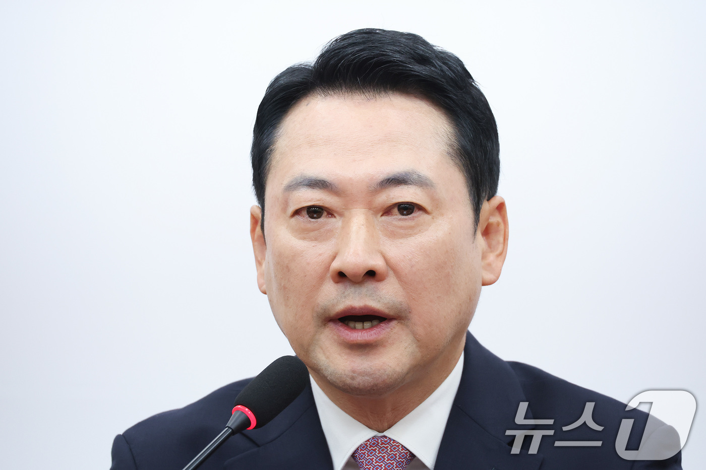 (서울=뉴스1) 신웅수 기자 = 장동혁 국민의힘 대표가 24일 서울 여의도 국회에서 현안 관련 브리핑을 하고 있다. 2026.4.24/뉴스1