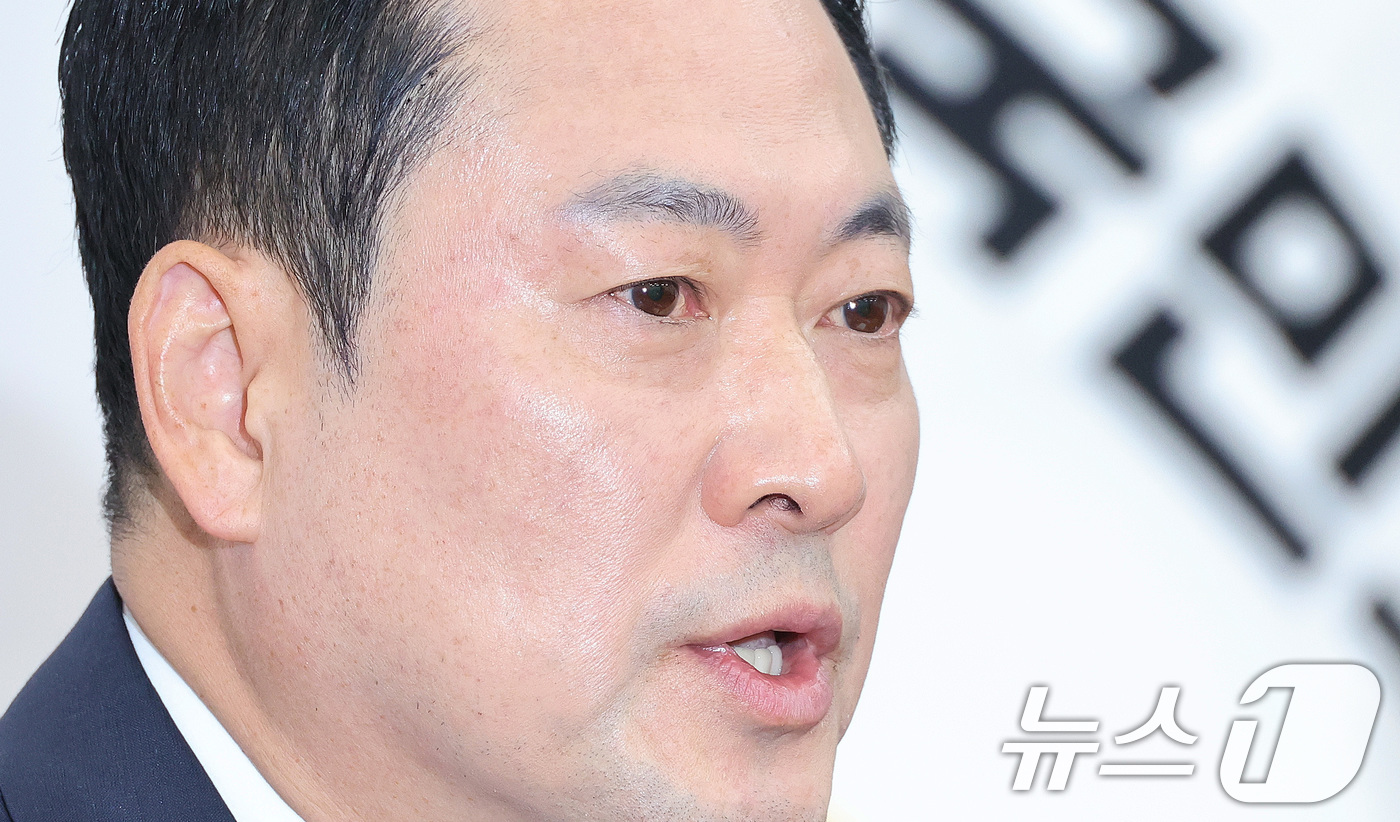 (서울=뉴스1) 신웅수 기자 = 장동혁 국민의힘 대표가 24일 서울 여의도 국회에서 현안 관련 브리핑을 하고 있다. 2026.4.24/뉴스1