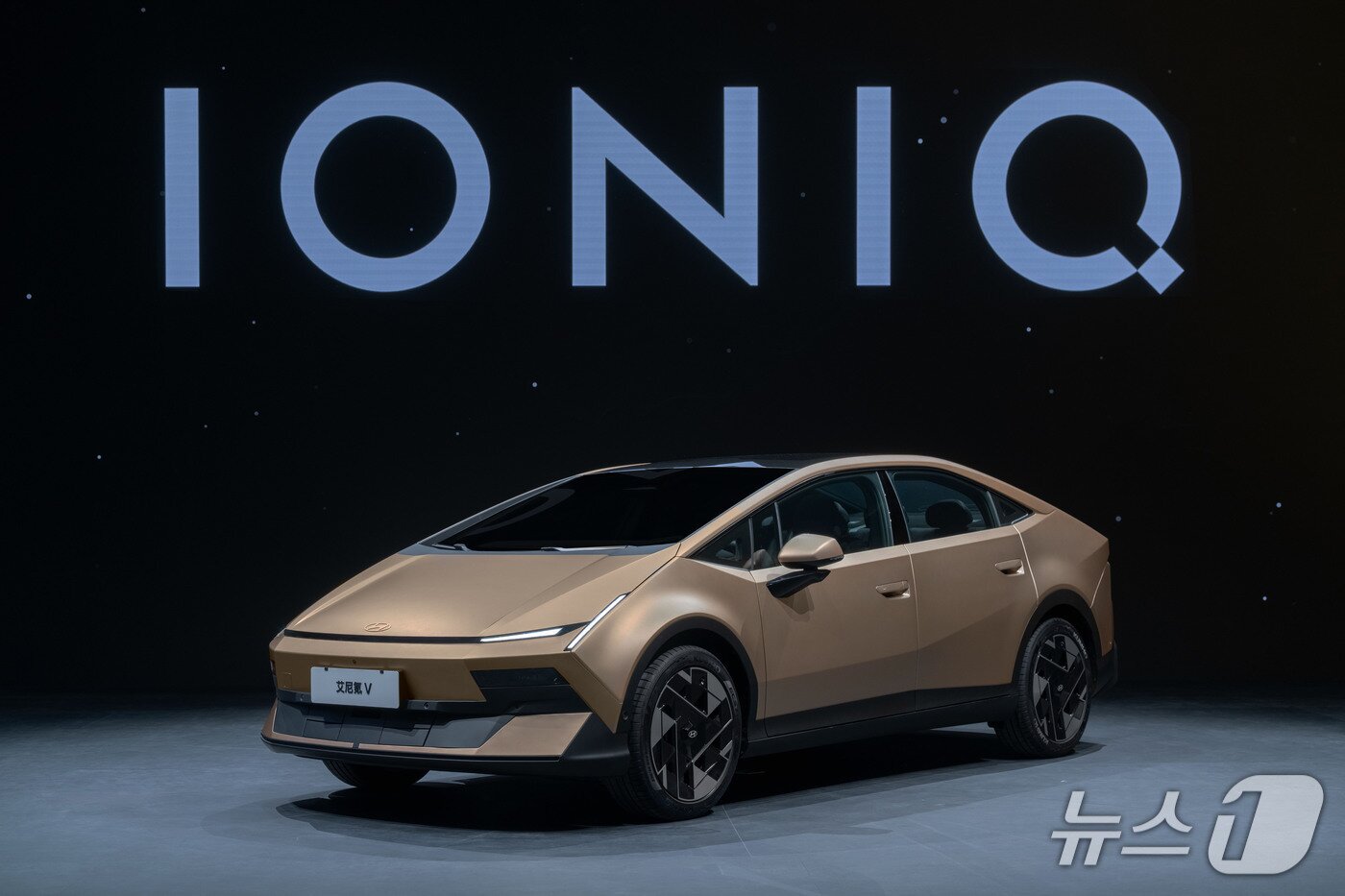 본문 이미지 - 현대자동차가 중국 시장 맞춤형으로 출시하는 중형 전기 세단 '아이오닉 V(브이)'가 24일 중국 베이징 중국국제전람중심순의관에서에서 열린 '2026 베이징 국제 모터쇼'에서 세계 최초로 공개됐다(현대차 제공). 2026.4.24.