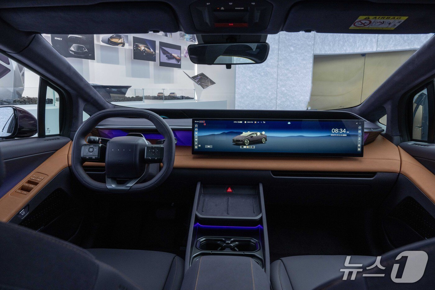 본문 이미지 - 현대자동차가 중국 시장 맞춤형으로 출시하는 중형 전기 세단 '아이오닉 V(브이)'가 24일 중국 베이징 중국국제전람중심순의관에서에서 열린 '2026 베이징 국제 모터쇼'에서 세계 최초로 공개됐다. 실내에는 27인치 4K 대형 디스플레이 등 첨단 사양이 대거 탑재됐다(현대차 제공). 2026.4.24.