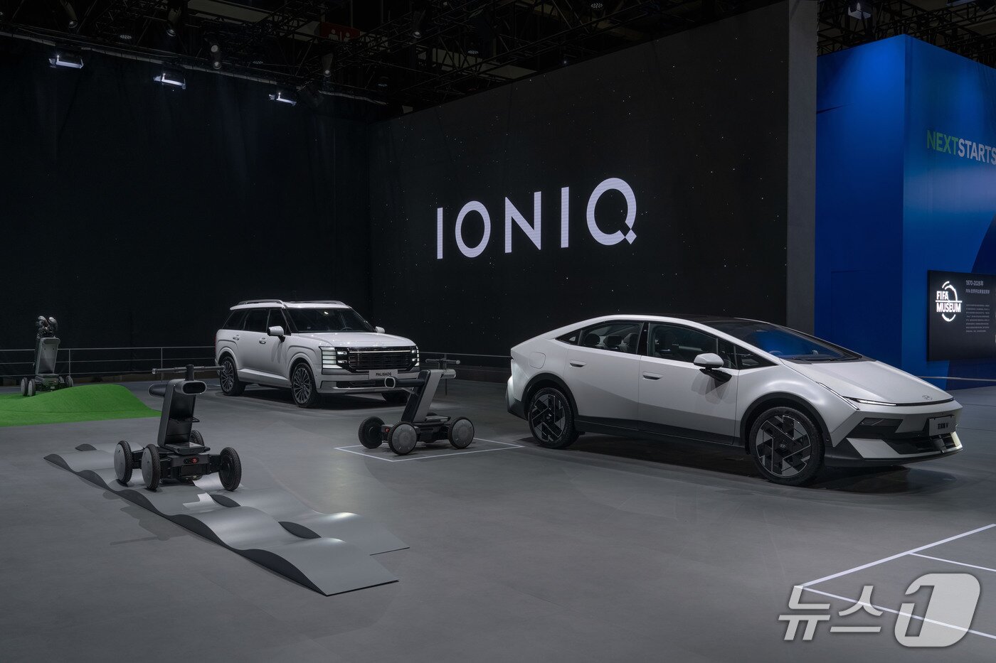 본문 이미지 - 24일 중국 베이징 중국국제전람중심순의관에서에서 열린 '2026 베이징 국제 모터쇼' 내 현대자동차 부스에 중형 전기 세단 '아이오닉 V'(브이·오른쪽)와 대형 SUV '팰리세이드'(왼쪽)가 전시된 모습(현대차 제공). 2026.4.24.