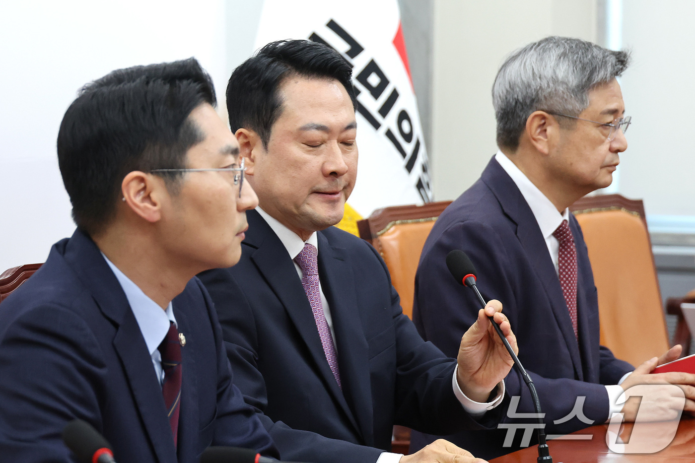 (서울=뉴스1) 신웅수 기자 = 장동혁 국민의힘 대표가 24일 서울 여의도 국회에서 현안 관련 브리핑에서 생각에 잠겨 있다. 2026.4.24/뉴스1