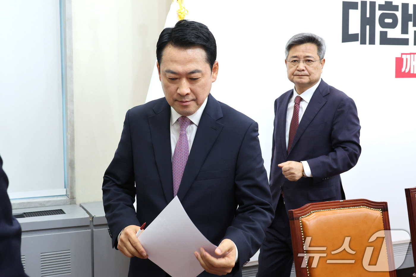 (서울=뉴스1) 신웅수 기자 = 장동혁 국민의힘 대표가 24일 서울 여의도 국회에서 열린 현안 관련 브리핑을 마친 후 당대표실로 이동하고 있다. 2026.4.24/뉴스1