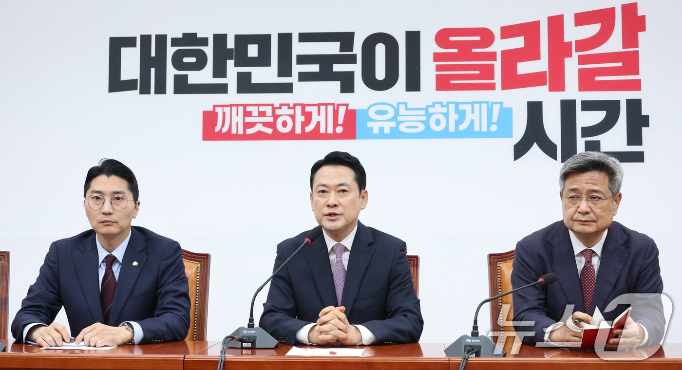 본문 이미지 - 장동혁 국민의힘 대표가 24일 서울 여의도 국회에서 현안 관련 브리핑을 하고 있다. 2026.4.24 ⓒ 뉴스1 신웅수 기자