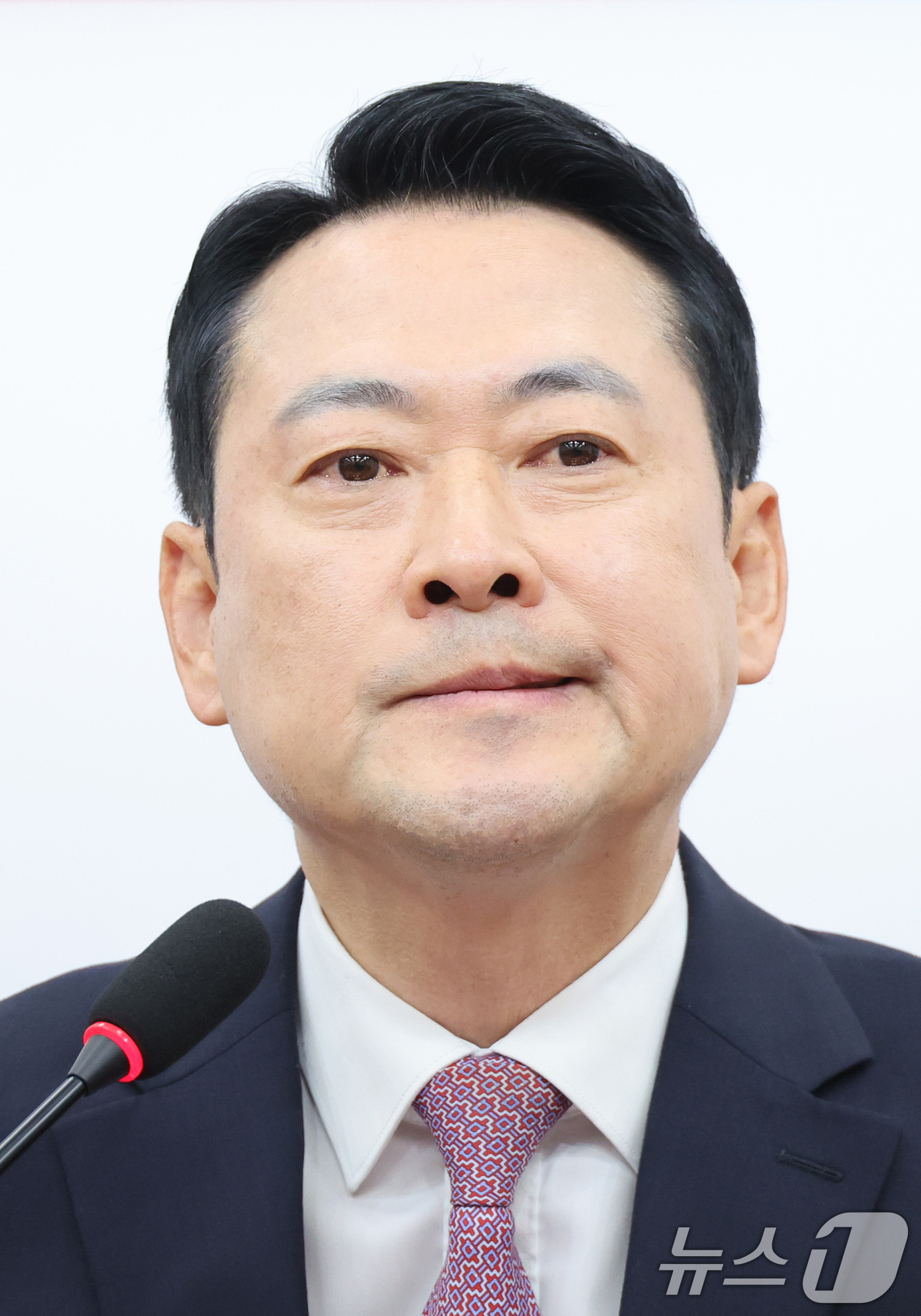 (서울=뉴스1) 신웅수 기자 = 장동혁 국민의힘 대표가 24일 서울 여의도 국회에서 현안 관련 브리핑에서 취재진의 질의를 듣고 있다. 2026.4.24/뉴스1