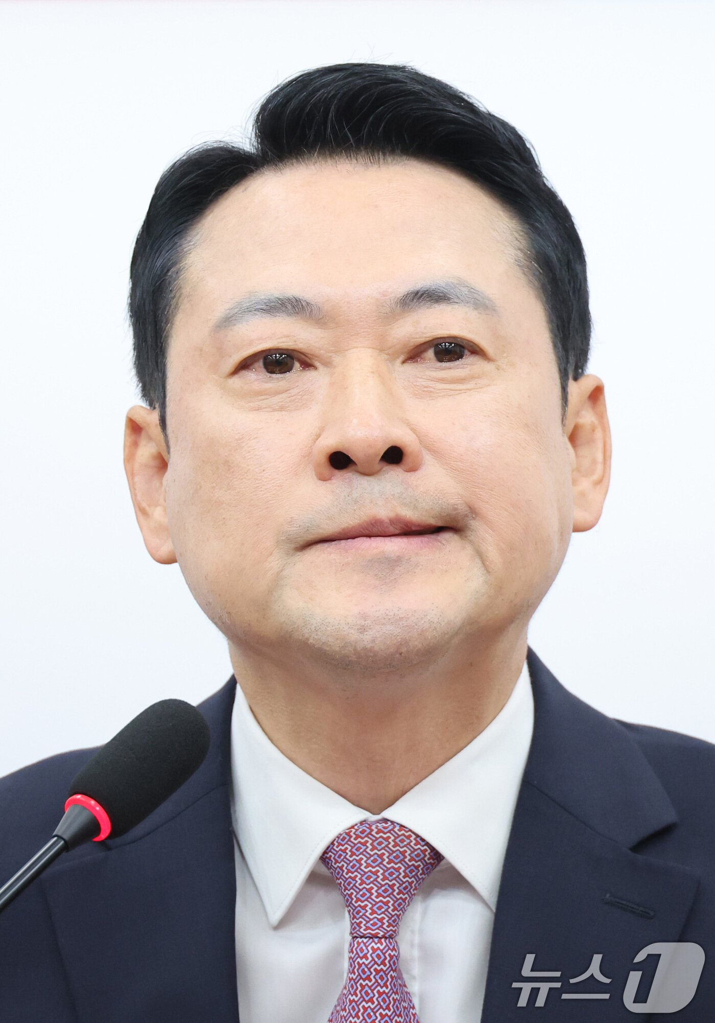 본문 이미지 - 장동혁 국민의힘 대표가 24일 서울 여의도 국회에서 현안 관련 브리핑에서 취재진의 질의를 듣고 있다. 2026.4.24 ⓒ 뉴스1 신웅수 기자