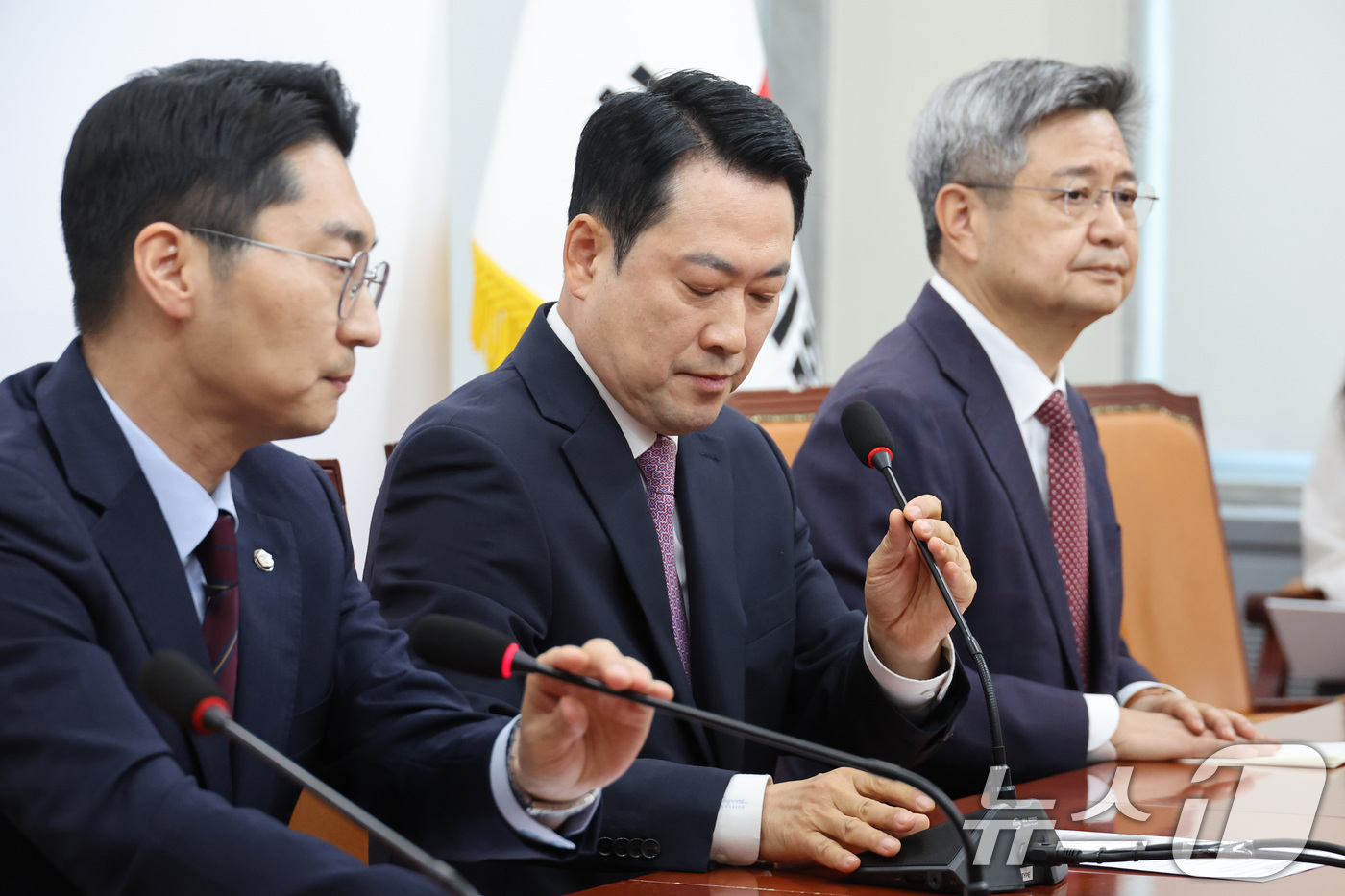 (서울=뉴스1) 신웅수 기자 = 장동혁 국민의힘 대표가 24일 서울 여의도 국회에서 현안 관련 브리핑을 마친 후 마이크를 치우고 있다. 2026.4.24/뉴스1