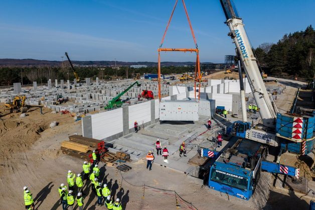 LG엔솔, 폴란드 공장서 '유럽 최대' ESS 프로젝트 배터리 첫 출하