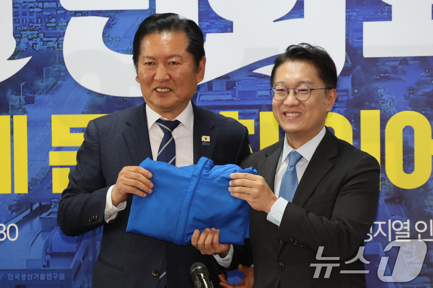 (인천=뉴스1) 황기선 기자 = 정청래 더불어민주당 대표가 24일 오전 인천 연수구 정지열 인천 연수구청장 후보 선거사무소에서 열린 최고위원회의에서 김남준 계양을 국회의원 보궐선거 …