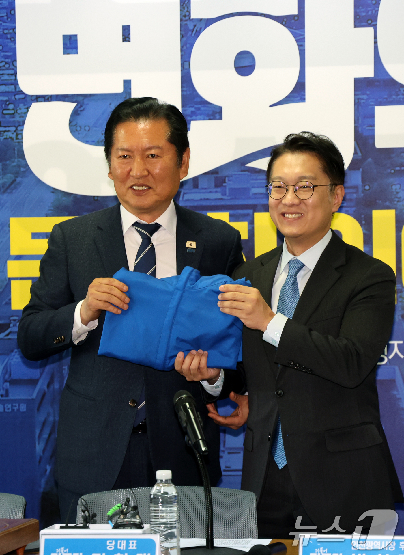 (인천=뉴스1) 황기선 기자 = 정청래 더불어민주당 대표가 24일 오전 인천 연수구 정지열 인천 연수구청장 후보 선거사무소에서 열린 최고위원회의에서 김남준 계양을 국회의원 보궐선거 …