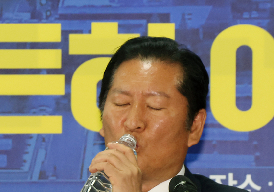 물 마시는 정청래 대표