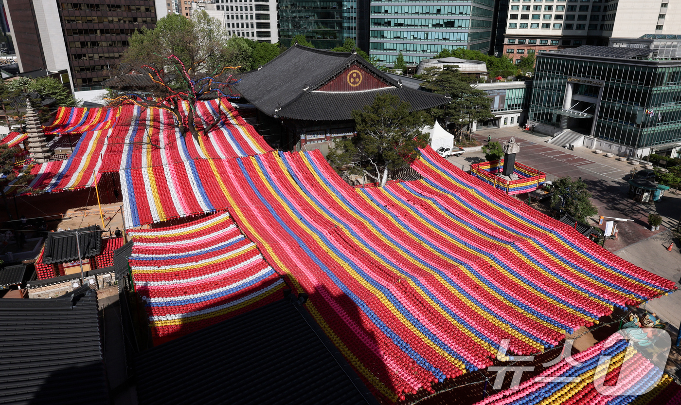 (서울=뉴스1) 임지훈 인턴기자 = 부처님 오신 날을 한달 앞둔 24일 서울 종로구 조계사에 연등이 설치돼 있다. 2026.4.24/뉴스1