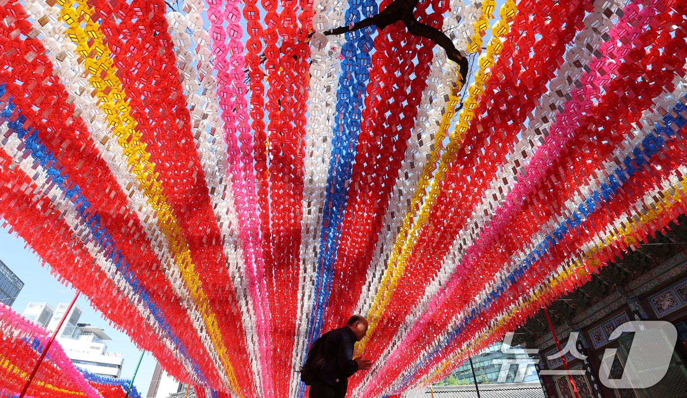 (서울=뉴스1) 임지훈 인턴기자 = 부처님 오신 날을 한달 앞둔 24일 서울 종로구 조계사를 찾은 한 시민이 두손을 모아 기도를 하고 있다. 2026.4.24/뉴스1