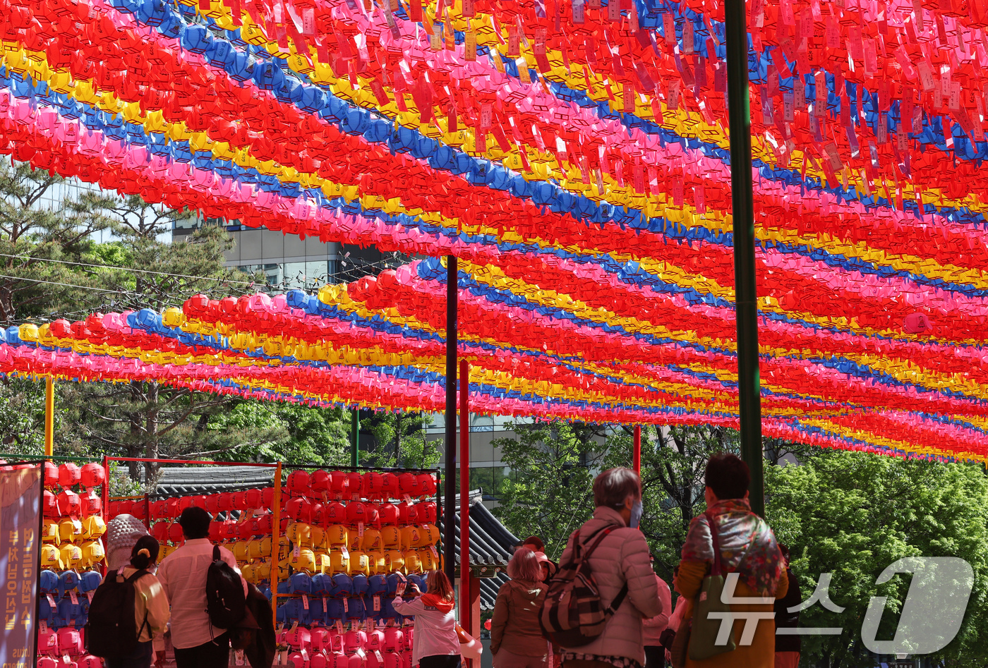 (서울=뉴스1) 임지훈 인턴기자 = 부처님 오신 날을 한달 앞둔 24일 서울 종로구 조계사에 연등이 설치돼 있다. 2026.4.24/뉴스1