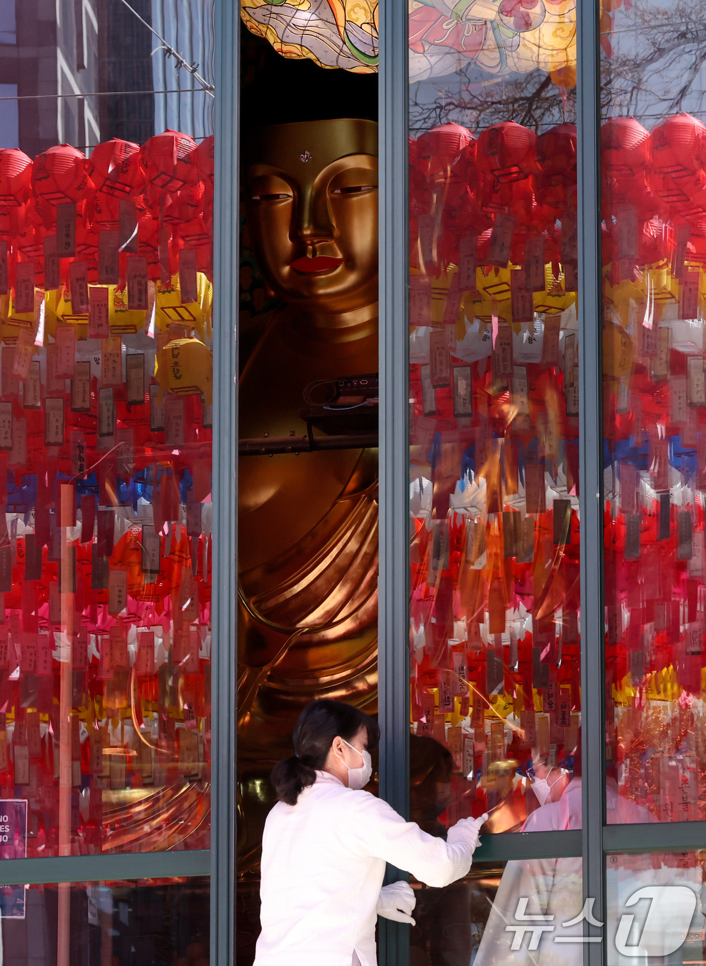 (서울=뉴스1) 임지훈 인턴기자 = 부처님 오신 날을 한달 앞둔 24일 서울 종로구 조계사에서 한 관계자가 대웅전 창문을 닫고 있다. 2026.4.24/뉴스1