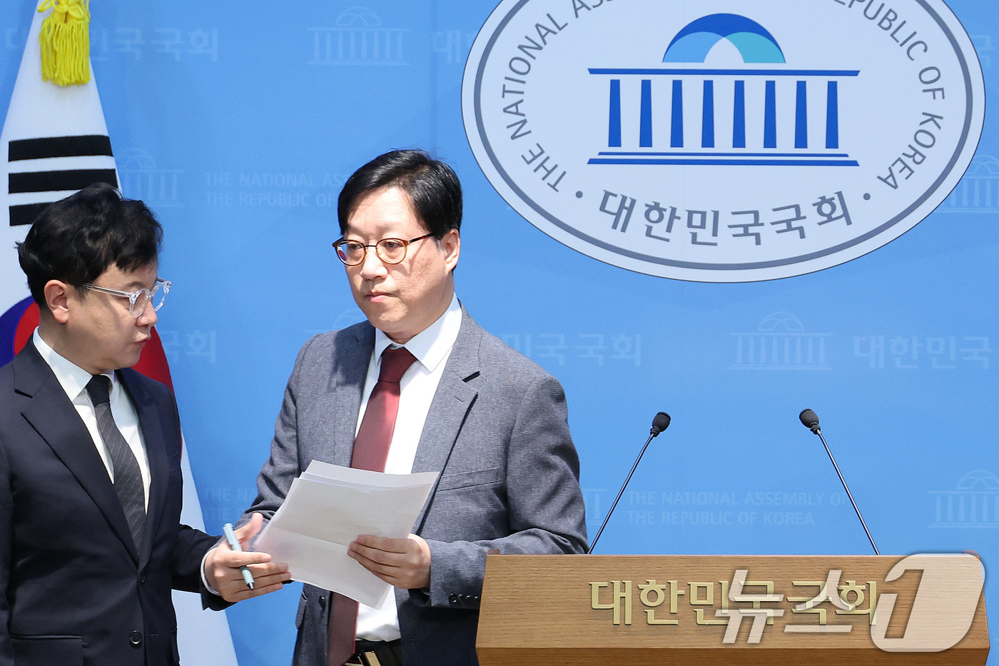 (서울=뉴스1) 신웅수 기자 = 홍덕희 국민의힘 구로구청장 후보가 24일 서울 여의도 국회 소통관에서 일명 '계곡 살인사건' 주범인 이은해를 변호한 이력과 관련해 입장을 밝히고 있 …