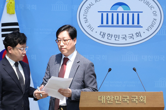 기자회견 마친 '계곡살인 변호' 홍덕희 구로구청장 후보