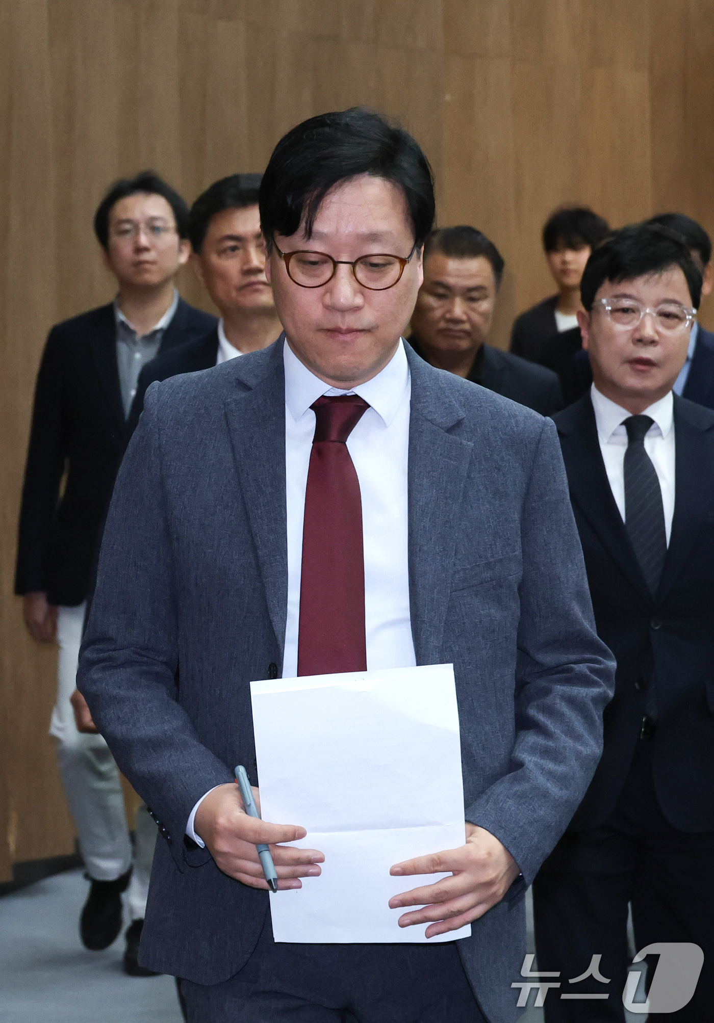 (서울=뉴스1) 신웅수 기자 = 홍덕희 국민의힘 구로구청장 후보가 24일 서울 여의도 국회에서 일명 '계곡 살인사건' 주범인 이은해를 변호한 이력과 관련해 입장을 밝힌 후 소통관을 …