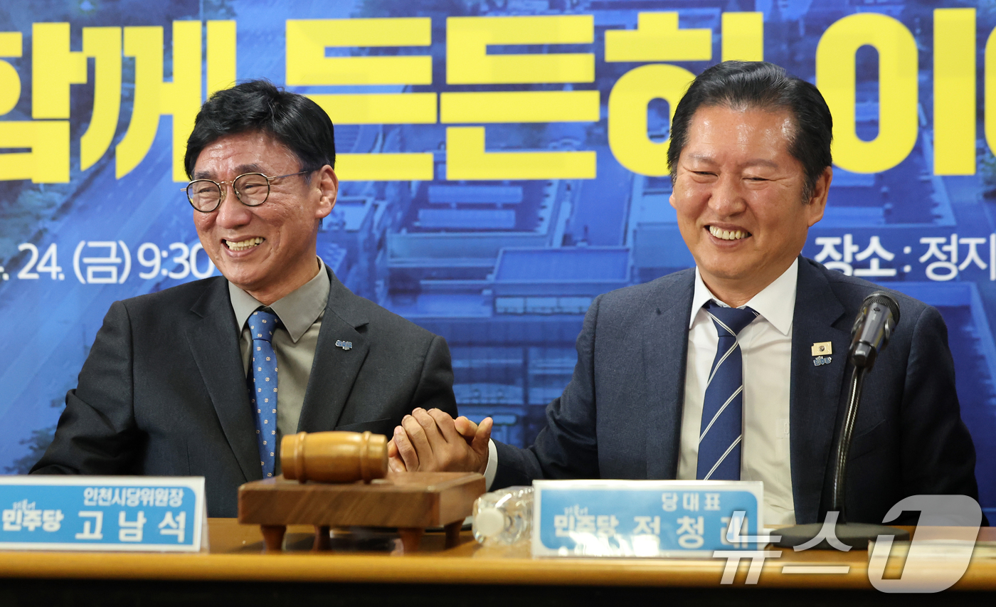 (인천=뉴스1) 황기선 기자 = 정청래 더불어민주당 대표가 24일 오전 인천 연수구 정지열 인천 연수구청장 후보 선거사무소에서 열린 최고위원회의에서 고남석 인천시당위원장의 손을 잡 …