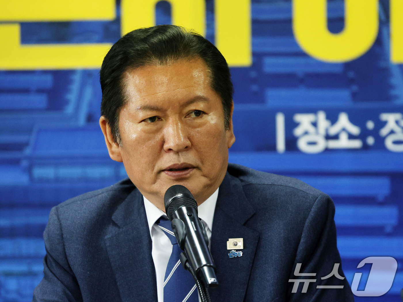 (인천=뉴스1) 황기선 기자 = 정청래 더불어민주당 대표가 24일 오전 인천 연수구 정지열 인천 연수구청장 후보 선거사무소에서 열린 최고위원회의에서 모두발언을 하고 있다. 2026 …