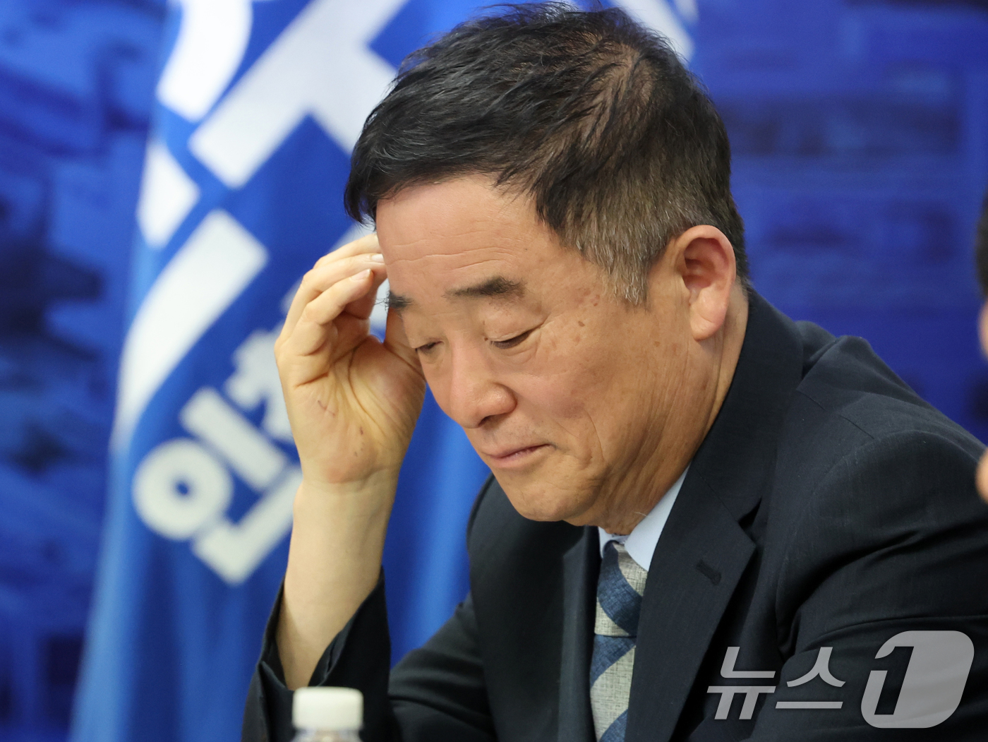 (인천=뉴스1) 황기선 기자 = 강득구 더불어민주당 최고위원이 24일 오전 인천 연수구 정지열 인천 연수구청장 후보 선거사무소에서 열린 최고위원회의에서 생각에 잠겨있다.  2026 …