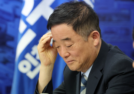 생각에 잠긴 강득구 최고위원