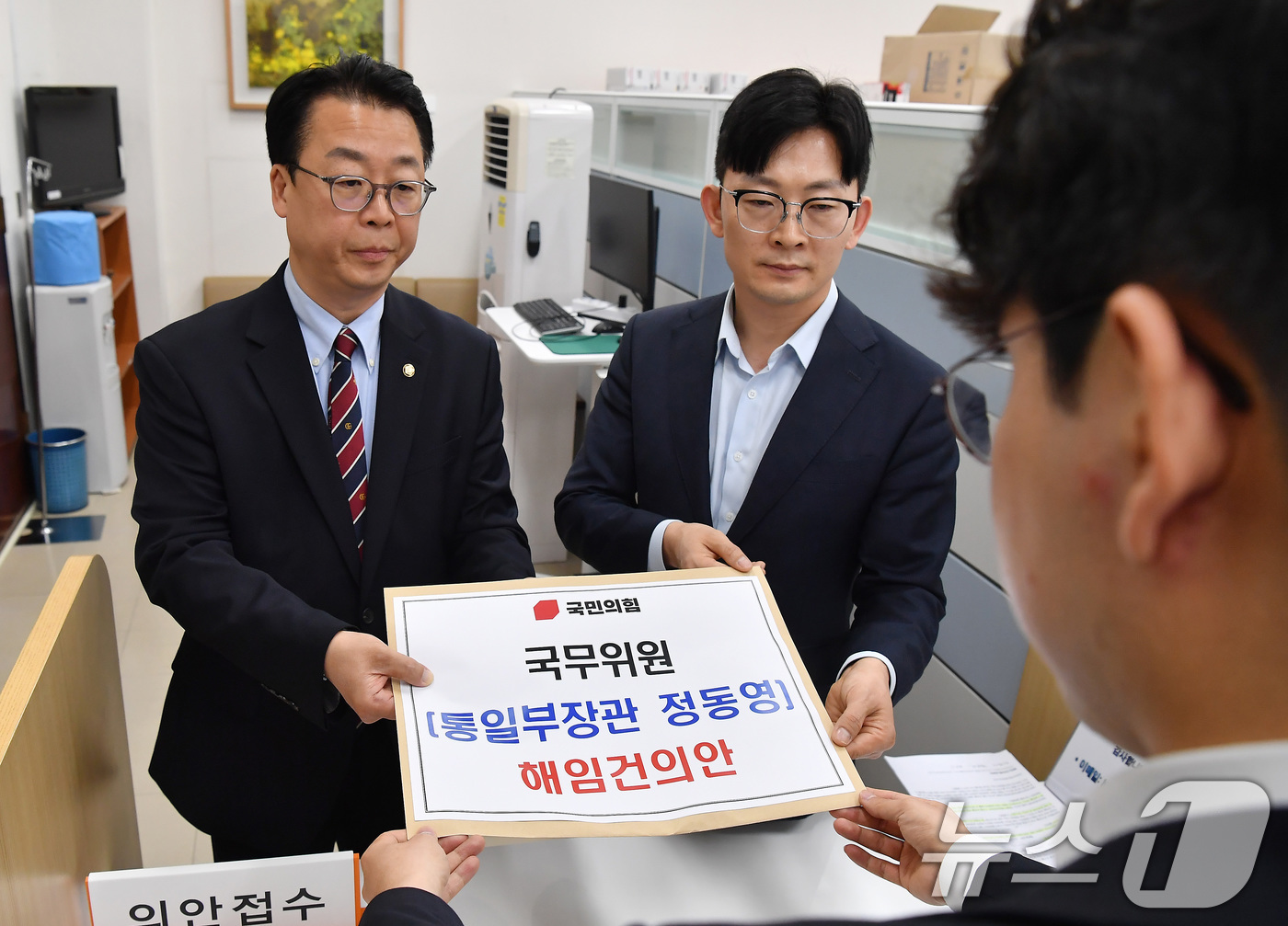 (서울=뉴스1) 신웅수 기자 = 곽규택, 박충권 국민의힘 의원이 24일 서울 여의도 국회 의안과에 정동영 통일부 장관 해임건의안을 제출하고 있다. (공동취재) 2026.4.24/뉴 …