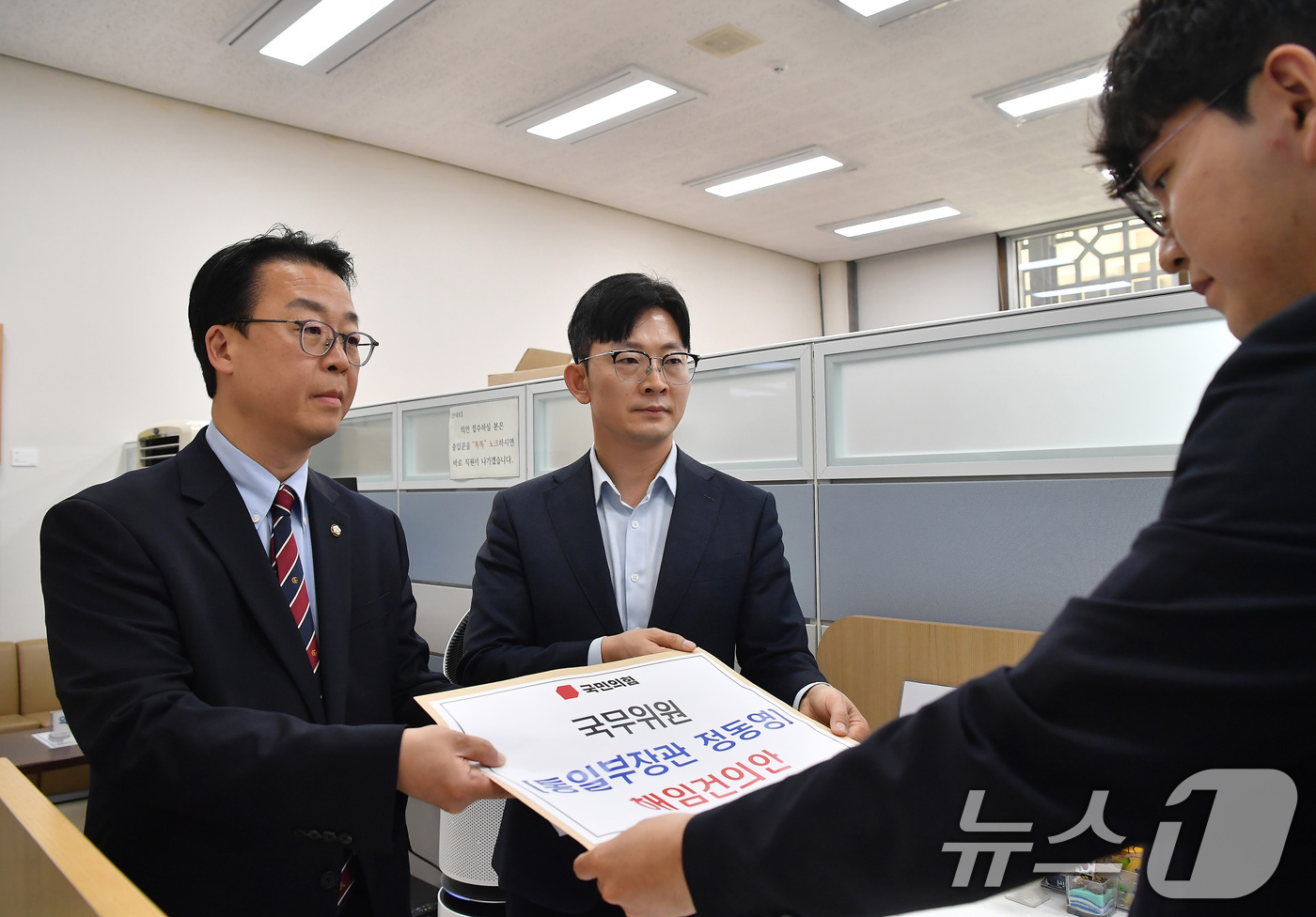 (서울=뉴스1) 신웅수 기자 = 곽규택, 박충권 국민의힘 의원이 24일 서울 여의도 국회 의안과에 정동영 통일부 장관 해임건의안을 제출하고 있다. (공동취재) 2026.4.24/뉴 …