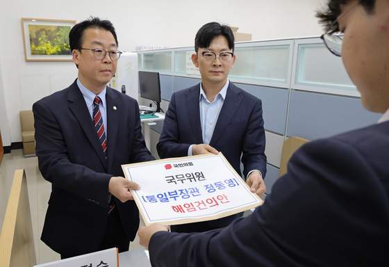 정동영 해임건의안 제출하는 곽규택·박충권