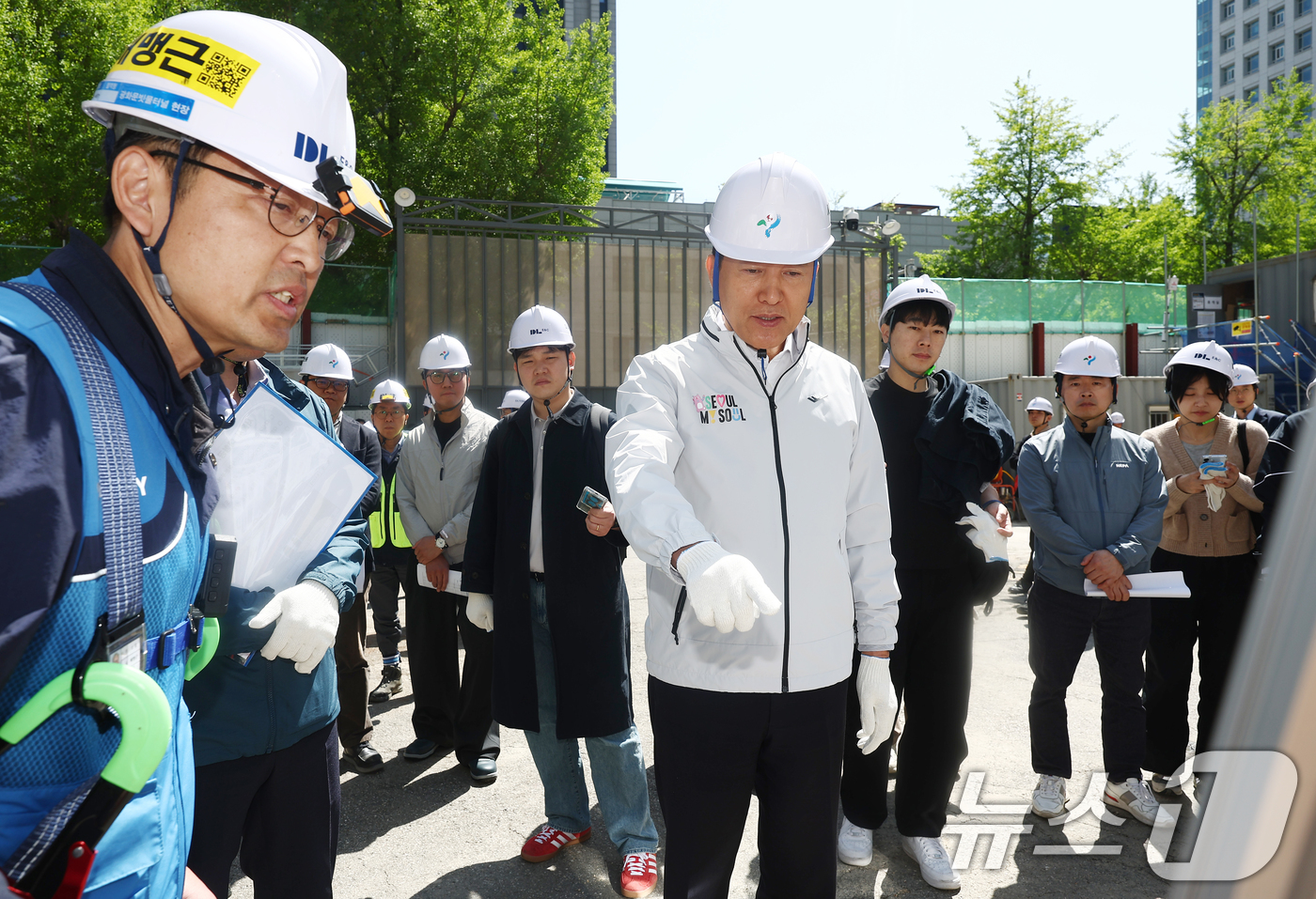 (서울=뉴스1) 김민지 기자 = 오세훈 서울시장이 24일 서울 종로구 광화문 대심도 빗물배수터널 공사현장에서 건설 공사 추진 현황을 보고 받고 있다. 2026.4.24/뉴스1