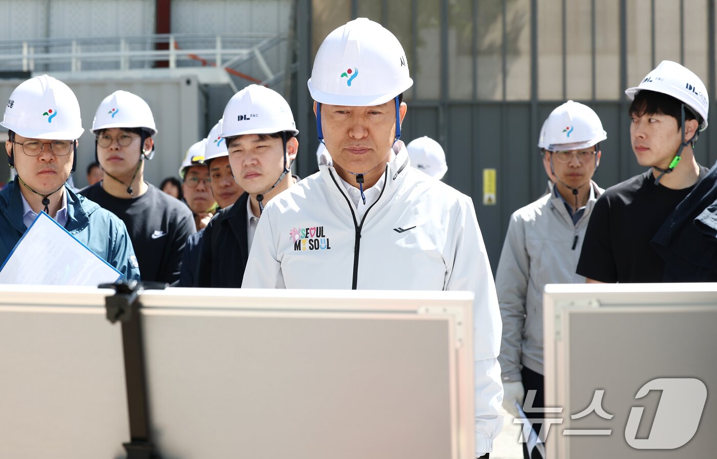 본문 이미지 - 오세훈 서울시장이 24일 서울 종로구 광화문 대심도 빗물배수터널 공사현장에서 건설 공사 추진 현황을 보고 받고 있다. 2026.4.24 ⓒ 뉴스1 김민지 기자
