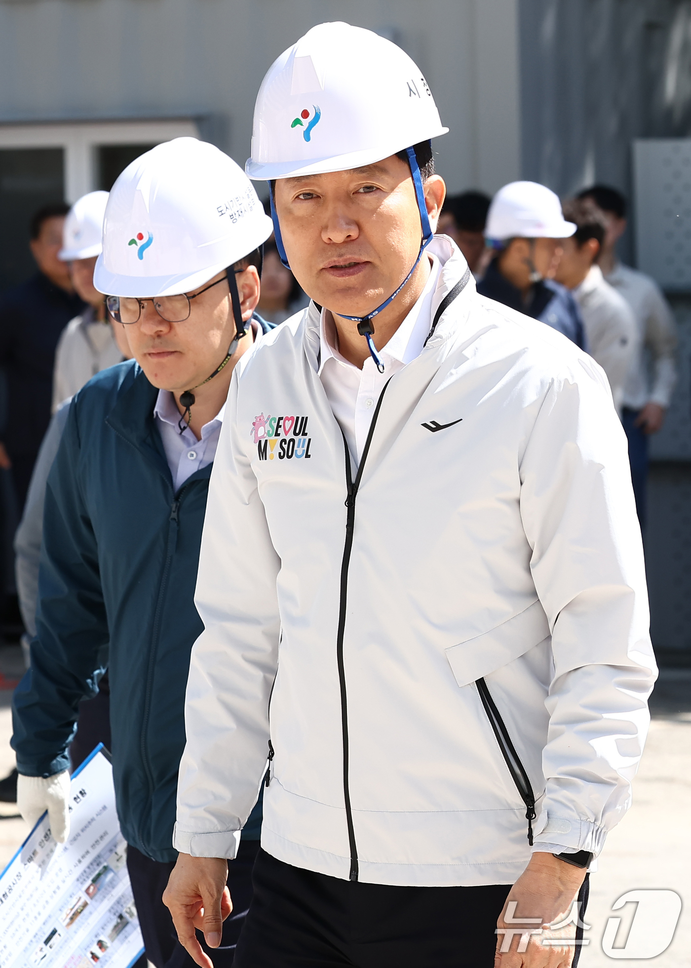 (서울=뉴스1) 김민지 기자 = 오세훈 서울시장이 24일 서울 종로구 광화문 대심도 빗물배수터널 공사현장에서 건설 공사 추진 현황을 보고 받기 위해 이동하고 있다. 2026.4.2 …