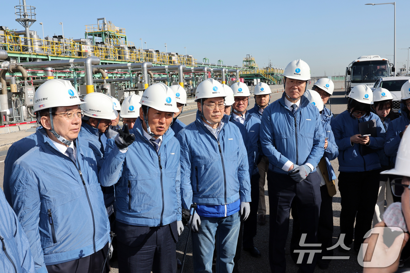 (인천=뉴스1) 황기선 기자 = 정청래 더불어민주당 대표가 24일 오전 인천 연수구 한국가스공사 인천기지본부 LNG 생산기지 시설을 둘러보고 있다. 2026.4.24/뉴스1