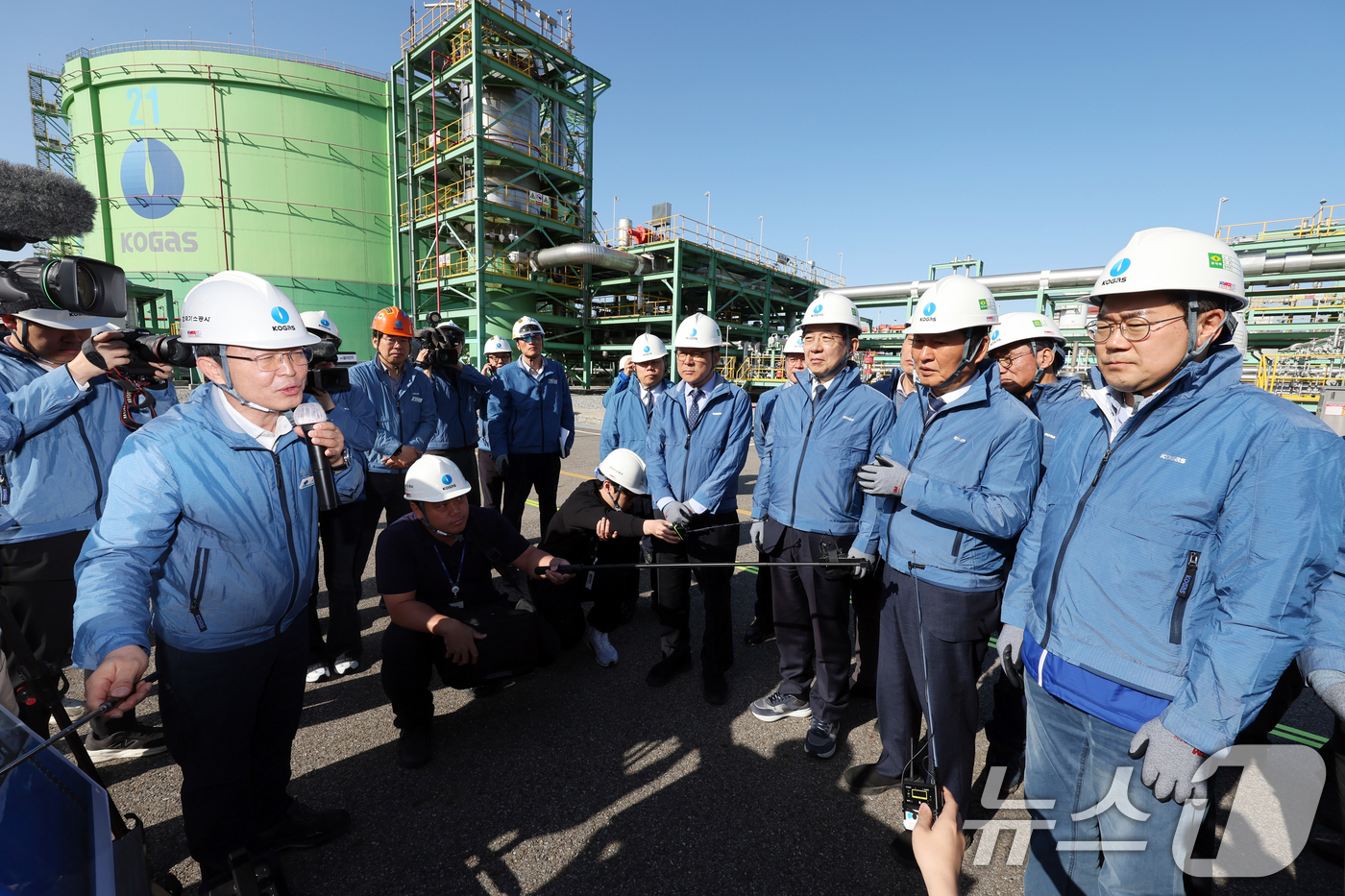 (인천=뉴스1) 황기선 기자 = 정청래 더불어민주당 대표가 24일 오전 인천 연수구 한국가스공사 인천기지본부 LNG 생산기지 시설을 둘러보고 있다. 2026.4.24/뉴스1
