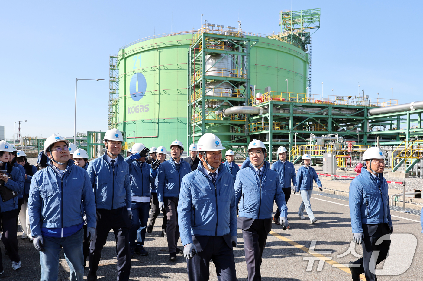 (인천=뉴스1) 황기선 기자 = 정청래 더불어민주당 대표가 24일 오전 인천 연수구 한국가스공사 인천기지본부 LNG 생산기지 시설을 둘러보고 있다. 2026.4.24/뉴스1
