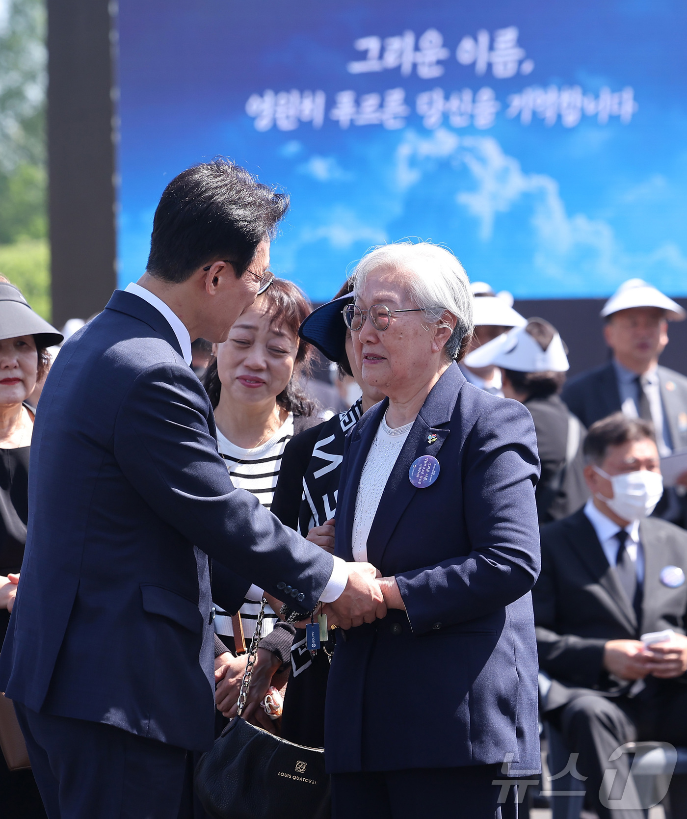 (서울=뉴스1) 김성진 기자 = 김민석 국무총리가 24일 서울 동작구 국립서울현충원에서 열린 제3회 순직의무군경의 날 기념식에서 유가족과 인사하고 있다. 2026.4.24/뉴스1