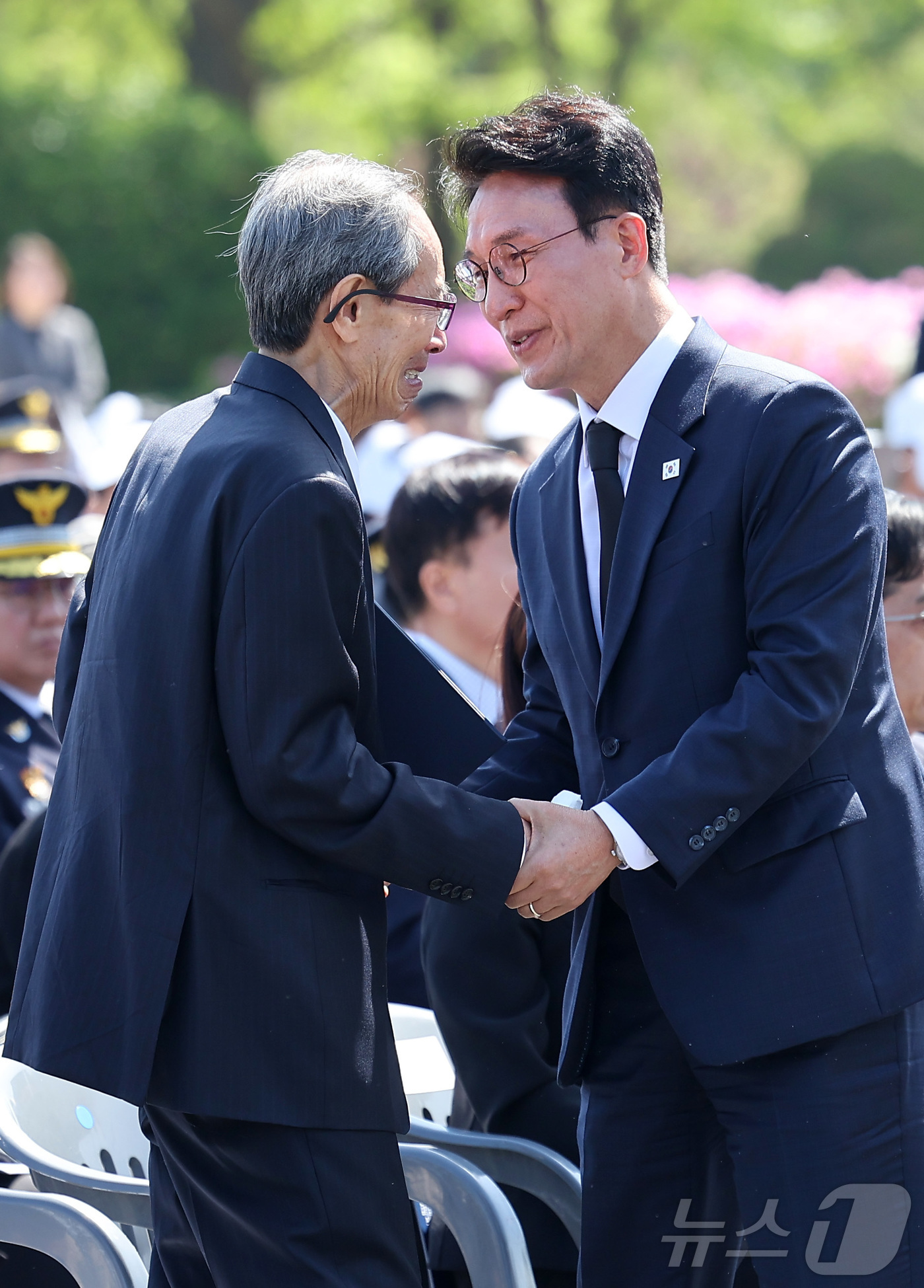 (서울=뉴스1) 김성진 기자 = 김민석 국무총리가 24일 서울 동작구 국립서울현충원에서 열린 제3회 순직의무군경의 날 기념식에서 편지 낭독을 마친 故 한승우 이병의 아버지 한일석 …